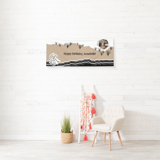 Het is een Beach Party Happy Birthday-naam Spandoek (Insitu)