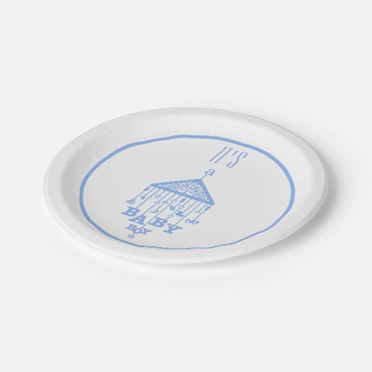 Het is een   blauwe babyjongen aankondiging papieren bordje (Gekanteld)