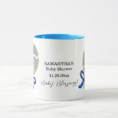 Het is een Boy Baby shower Blue Rattle Mam om Naam Mok (Midden)