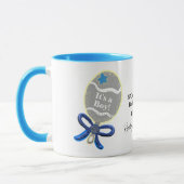 Het is een Boy Baby shower Blue Rattle Mam om Naam Mok (Links)