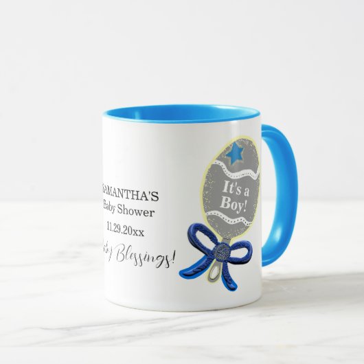Het is een Boy Baby shower Blue Rattle Mam om Naam Mok (Voorkant rechts)