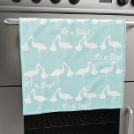 Het is een Boy Blue Baby shower Stork Kitchen Towe Theedoek<br><div class="desc">Een opslagbestelling,  alleen voor jou,  om jouw naam toe te voegen aan. Een blauwe en witte ooievaar met een baby bundelpatroon dat perfect is voor blauwe baby-kwekerijen. U kunt de achtergrondkleur aanpassen aan uw schandalige kwekerijthema</div>