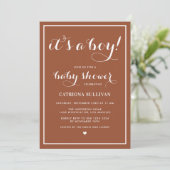 Het is een Boy Calligraphy Terracotta Baby shower Kaart (Staand voorkant)
