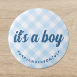 Het is een Boy Gingham Baby shower Ronde Button 7,6 Cm<br><div class="desc">Deze baby showers knop heeft een pastelblauwe en witte gingham check achtergrond, wat een gevoel van zuidelijke charme oproept. De boodschap "it's a boy" in stijlvolle cursieve letters zorgt ervoor dat de knop in het oog springt en toch een casual elegantie behoudt. De knop weerspiegelt een klassiek preppy maar eigentijds...</div>