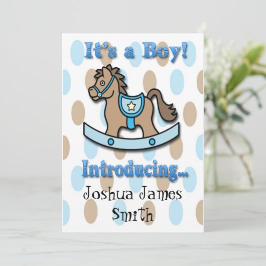 Het is een 'Boy Rocking Horse Birth' aankondiging (Staand voorkant)