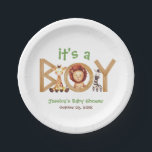 Het is een Boy Wood Baby shower Papieren Bordje<br><div class="desc">Voor een baby shower met oerwoud/safaridieren thema, voor een babyjongen. Het woord Boy is gemaakt van houten letters. Onder de letters zijn er oerwouden: een leeuw in de O, een giraffe en een zebra tussen de letters. Boven de houten letters staan de woorden "het is een" in het groen geschreven....</div>