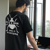 Het is een Bug, geen Feature Funny IT Helpdesk T-shirt
