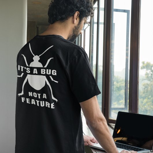 Het is een Bug, geen Feature Funny IT Helpdesk T-shirt