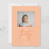 het is een dertig ding 30e verjaardag perzik foto kaart (Achterkant)