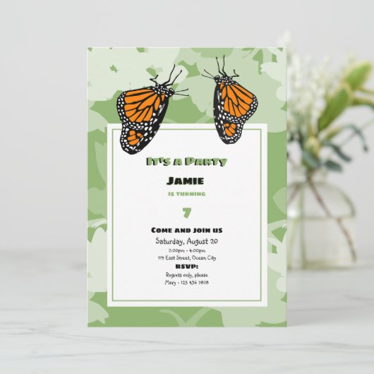 Het is een feestelijke Oranje Monarch Butterfliy B Kaart (Staand voorkant)