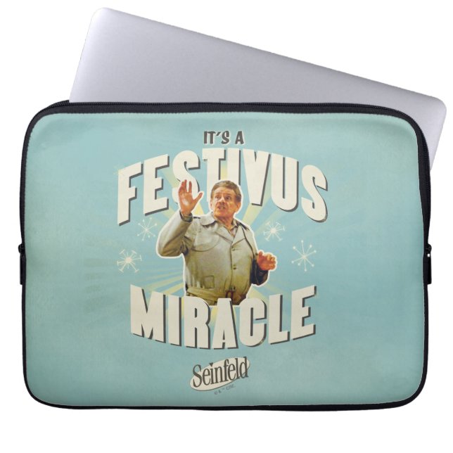 Het is een Festivus Wonders Laptop Sleeve (Voorkant)