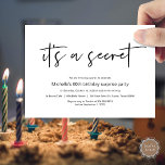 Het is een geheim, verrassing Birthday Party Kaart<br><div class="desc">Het is een geheim,  we gooien een verrassende partijuitnodiging kaart. De feestdag voor je geliefde familie plannen? Nodig de gasten met deze perfecte Uitnodigingskaart uit. Voeg je gegevens toe in het overeenkomende zwarte lettertype/lettertype.</div>