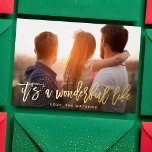 Het is een geweldige kerstfoto van het leven. folie feestdagenkaart<br><div class="desc">Het is een Wonderful Life Feestdagen Photo Card Script in REAL GOLD,  die je geliefden in stijl wenst. Uw foto op de rug of het huidige steunpatroon. Funky Calligraphy script style. Stijl lettertype. Groot fotoontwerp. Gelukkig,  feestelijk ontwerp. Het is een geweldig leven. *ECHTE VOORGESCHREVEN FOLIE</div>