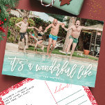 Het is een geweldige Kerstmis Feestdagenkaart<br><div class="desc">Het is een Wonderful Life Feestdagen Photo Briefkaart Script in witte letters. Achterkant heeft een  florale rand. Stijl lettertype. Groot fotoontwerp. Gelukkig,  feestelijk ontwerp. Het is een prachtig leven. bloemen. rood en wit. bloemig lijst.</div>