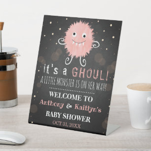 Het is een Ghoul. Little Monster Halloween Baby sh Reclamebord Met Voetstuk