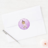 Het is een Girl Cute Baby en Teddy Bear Ronde Sticker (Envelop)