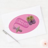 Het is een Girl Pacifier Shoes Ovale Sticker (Envelop)