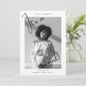 Het is een Girl Photo Script Baby shower Kaart (Staand voorkant)
