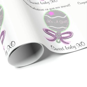 Het is een Girl Pink Baby Rattle Cadeaupapier