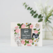 Het is een Girl Pink Floral Pregnancy Letter Board Aankondigingskaart (Staand voorkant)