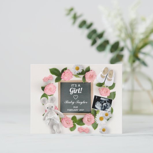 Het is een Girl Pink Floral Pregnancy Letter Board Aankondigingskaart (Staand voorkant)