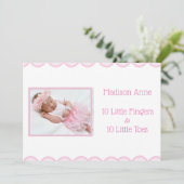 Het is een Girl Script Photo Girly Pink Birth Aankondiging (Staand voorkant)