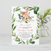 Het is een Girl Woodland Baby shower Invitation Kaart (Staand voorkant)