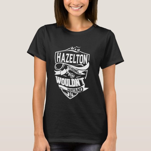 Het is een HAZELTON Thing Gifts T-shirt (Voorkant)
