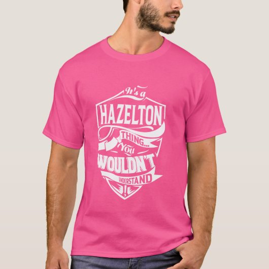Het is een HAZELTON Thing Gifts T-shirt (Voorkant)