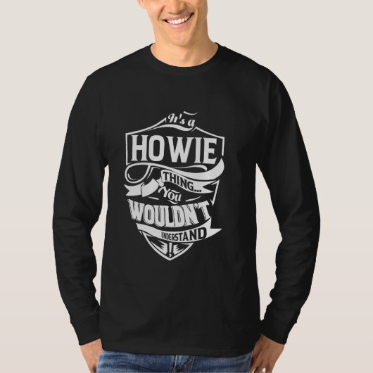 Het is een HOWIE Thing Gifts T-shirt (Voorkant)