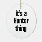 Het is een jager ding keramisch ornament (Links)