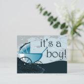 Het is een jongen baby koets aankondiging (Staand voorkant)