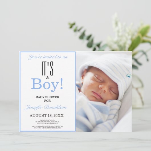 Het is een jongen | Baby shower Foto Blauwe Uitnod Kaart (Staand voorkant)