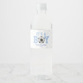 Het is een jongen! Blauw Voetbal Baby shower Waterfles Etiket (Voorkant)