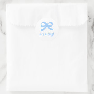 Het is een jongen blauwe zachte strik knoop baby s ronde sticker