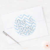 Het is een Jongen Blauwe Zigzag aankondiging Ronde Sticker (Envelop)
