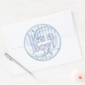 Het is een Jongen Blue Striped Birth Announcement Ronde Sticker (Envelop)