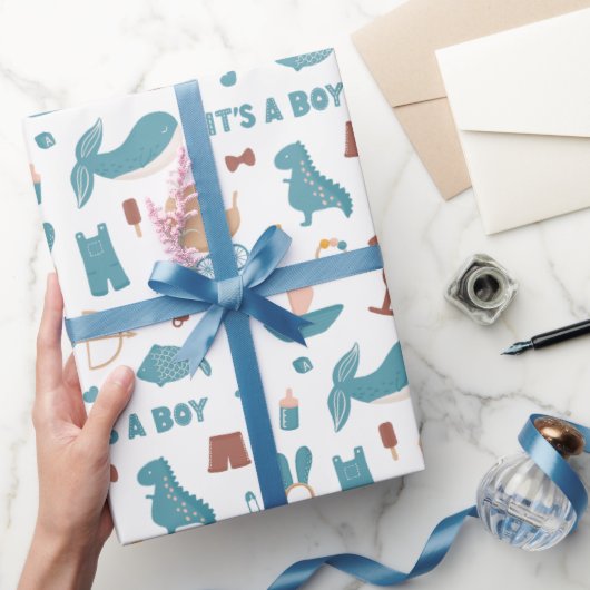 Het is een jongen. Cute blue grappigs speelgoed ba Cadeaupapier (Geschenken)