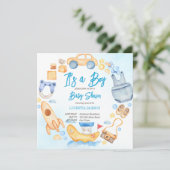 Het is een jongen die baby speelgoedkleren met bab (Staand voorkant)