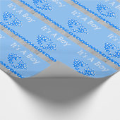 Het is een jongen die papier inpakt met blauwe bab (Hoek)