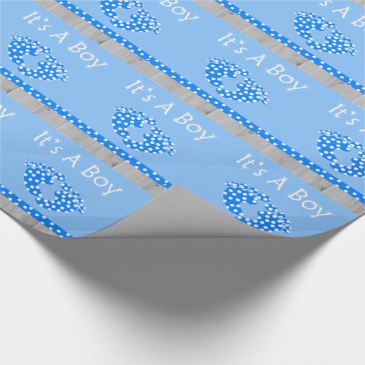 Het is een jongen die papier inpakt met blauwe bab (Hoek)