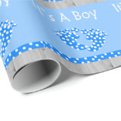 Het is een jongen die papier inpakt met blauwe bab (Rol Hoek)