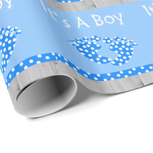 Het is een jongen die papier inpakt met blauwe bab (Rol Hoek)