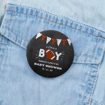 Het is een jongen! Football thema gecodeerd Baby s Ronde Button 5,7 Cm<br><div class="desc">Deze knoppen zijn perfect voor iedereen die dit jaar een baby shower heeft. Dit ontwerp is gemakkelijk te personaliseren met uw speciale eventformulering en uw gasten zullen opgetogen zijn wanneer zij deze fabelachtige partijknopen zien. Overeenkomende objecten vindt u in de collectie.</div>