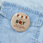 Het is een jongen! Football thema gecodeerd Baby s Ronde Button 5,7 Cm<br><div class="desc">Deze knoppen zijn perfect voor iedereen die dit jaar een baby shower heeft. Dit ontwerp is gemakkelijk te personaliseren met uw speciale eventformulering en uw gasten zullen opgetogen zijn wanneer zij deze fabelachtige partijknopen zien. Overeenkomende objecten vindt u in de collectie.</div>