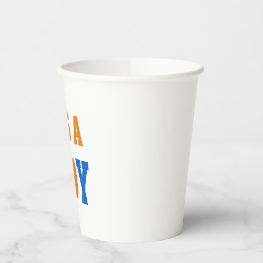 Het is een jongen pompoen. papieren bekers (Links)