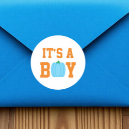 Het is een jongen pompoen. ronde sticker