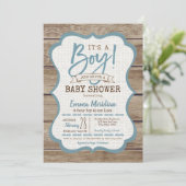 Het is een jongen! Rustic Wood Baby shower Uitnodi Kaart (Staand voorkant)