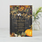 Het is een jongen rustieke herfst pompoen baby jon kaart (Staand voorkant)