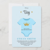 Het is een jongen uitnodiging met blauwe babybody (Voorkant)